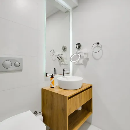 Stylish Flat W Pool N Balcony 5 Min To