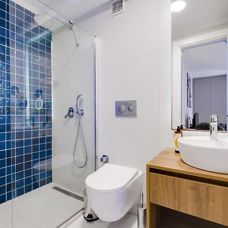 Stylish Flat W Pool N Balcony 5 Min To Apartment